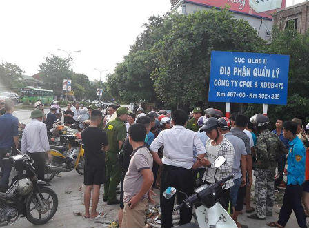 Mẹ trẻ ôm con trai 2 tuổi định nhảy cầu, đòi chết