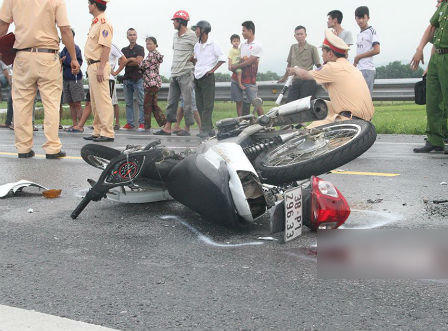 Xe máy chở 4 va xe tải, 2 anh em thiệt mạng