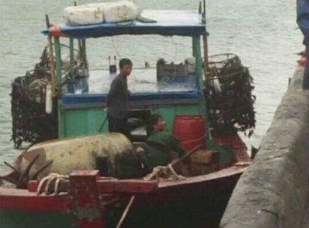 Vụ 2 tàu cá mất liên lạc: 1 tàu bị sóng đánh tan, 5 thuyền viên cập bến an toàn