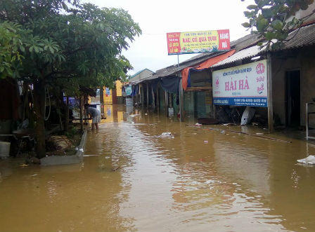 Hà Tĩnh: Nước lũ dâng cao, nhiều trường phải cho học sinh nghỉ học