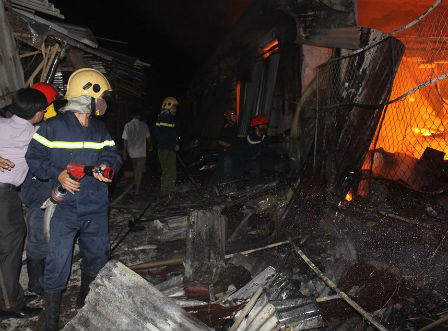 Cháy rụi chợ huyện ở Hà Tĩnh, hàng trăm người vật vã khóc lóc