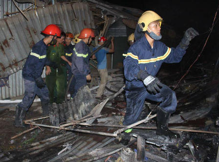 Cháy rụi chợ huyện ở Hà Tĩnh, hàng trăm người vật vã khóc lóc