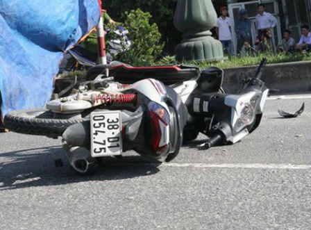 Xe khách va chạm xe máy, 3 người trong gia đình bị nạn