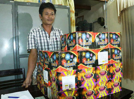 Đang giao hàng, một đối tượng buôn pháo bị bắt quả tang