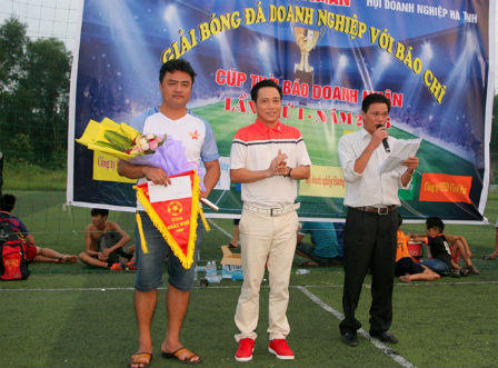 Hà Tĩnh: Tổ chức giải bóng đá chào mừng ngày Doanh nhân Việt Nam