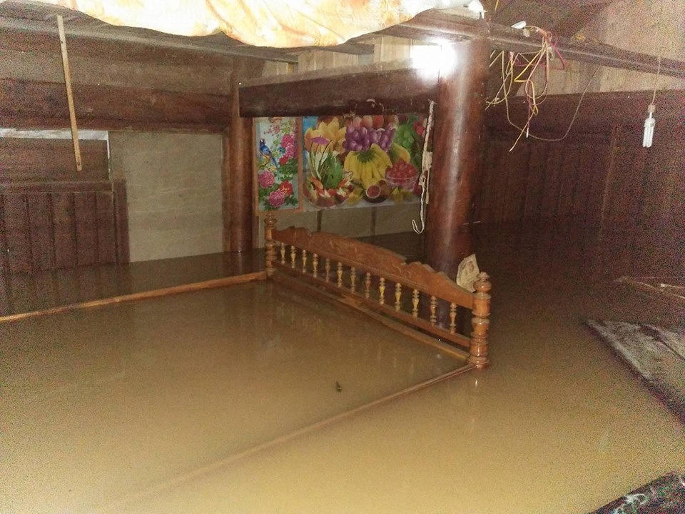 Nước chia cắt nhiều địa bàn Hà Tĩnh, nhà cửa hoa màu ngập sâu