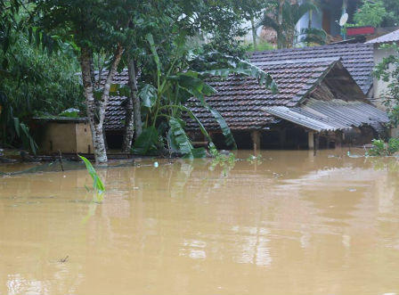 Hà Tĩnh: Hàng ngàn hộ dân vẫn đang bị lũ cô lập
