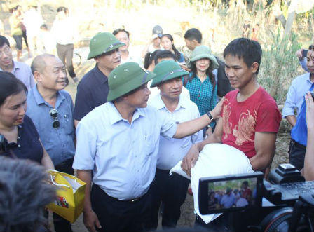 Bộ trưởng Bộ TT&TT Trương Minh Tuấn thăm hỏi, trao quà cho người dân vùng lũ Hà Tĩnh