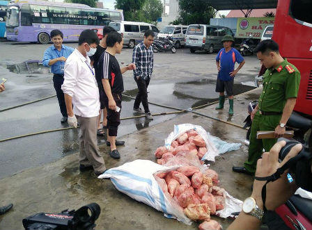 Hà Tĩnh: Phát hiện 2 đối tượng chở  2 tạ thịt gà thối đi tiêu thụ