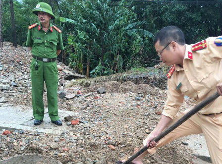 Hà Tĩnh: Các chiến sỹ Công an đội mưa dọn đường để xe không ách tắc