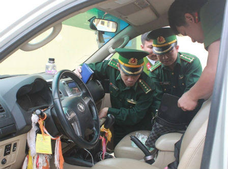 Bộ đội Biên phòng Hà Tĩnh bắt quả tang 2 đối tượng vận chuyển 60 bánh cần sa.