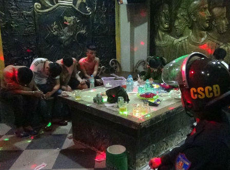 Đột kích quán karaoke, bắt 15 đối tượng sử dụng ma túy