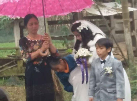 Đám cưới của 'chú rể tí hon' khiến cộng đồng mạng xôn xao