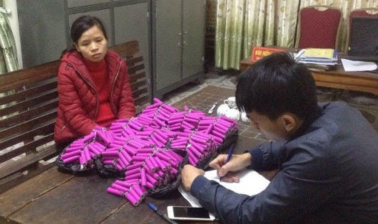 Ngụy trang pháo trong bao tải rau để mang đi tiêu thụ liên tỉnh