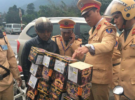 Ngụy trang pháo trong bao tải rau để mang đi tiêu thụ liên tỉnh