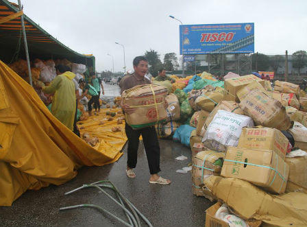 Hà Tĩnh: Lật xe tải, người dân giúp tài xế gom hàng chục tấn hoa quả 