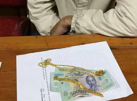 Vào tận thềm nhà mở cốp xe trộm tiền vàng