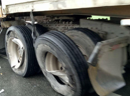 Hà Tĩnh: Nổ lốp, mất lái, chiếc xe tải “bay” như trong phim 