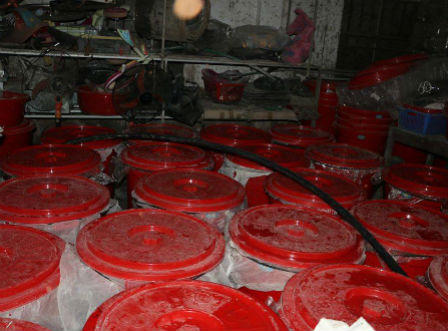 Đình chỉ một cơ sở sản xuất rượu