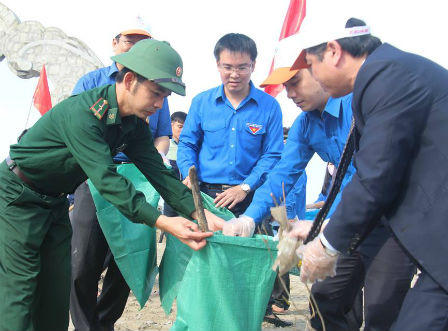 Hà Tĩnh: Phát động chương trình “Hãy làm sạch biển”