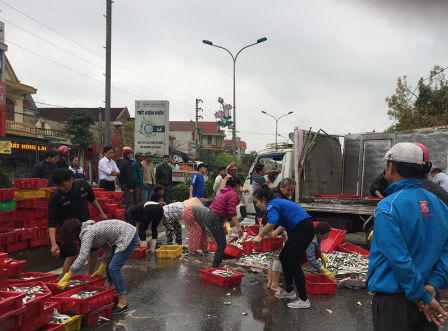 Hà Tĩnh: Xe chở cá bị lật ngang đường, người dân giúp tài xế thu gom