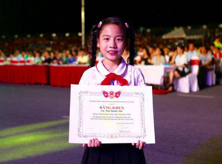 'Truy lai lịch' bé gái dạy em học tiếng Anh gây 'sốt' cộng đồng mạng