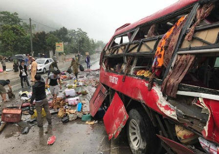 Rùng mình cảnh tượng xe khách lật 'nát bươm' ở Hà Tĩnh