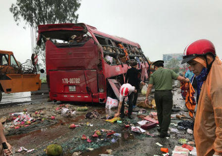 Rùng mình cảnh tượng xe khách lật 'nát bươm' ở Hà Tĩnh