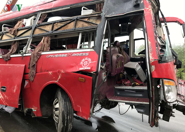 Rùng mình cảnh tượng xe khách lật 'nát bươm' ở Hà Tĩnh