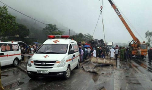 Rùng mình cảnh tượng xe khách lật 'nát bươm' ở Hà Tĩnh