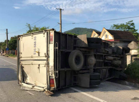 Xe khách và xe tải tông nhau, hàng chục người hoảng loạn