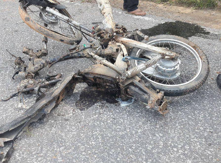 Ô tô nghiến nát xe máy, 1 người tử vong tại chỗ, 1 người nguy kịch