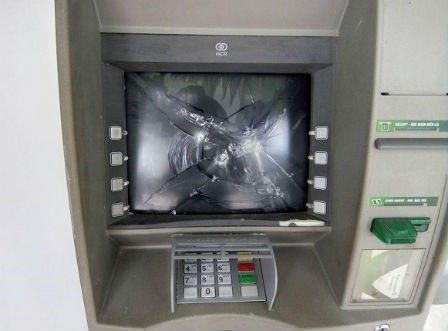 Bắt đối tượng ngang nhiên đập phá cây ATM