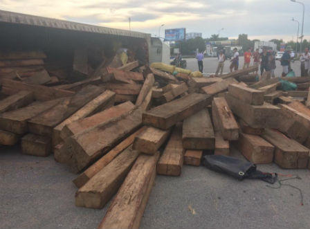 Hà Tĩnh: Ôm cua gấp, xe đầu kéo “phơi bụng” trên quốc lộ 1A