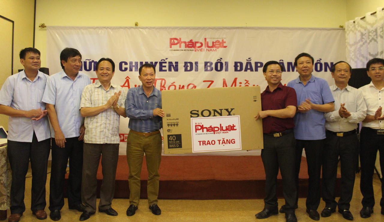 Báo PLVN trao “Mái ấm tư pháp” cho cán bộ tư pháp có hoàn cảnh éo le tại Hà Tĩnh