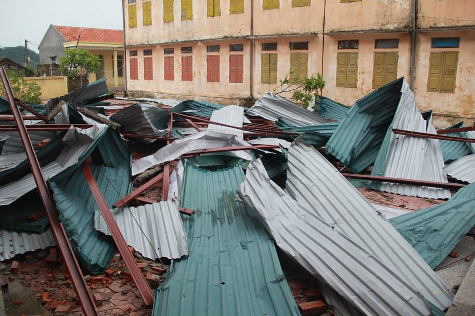 Mái nhà rách méo ngổn ngang trên đất, cây gẫy đổ chắn đường ở Hà Tĩnh