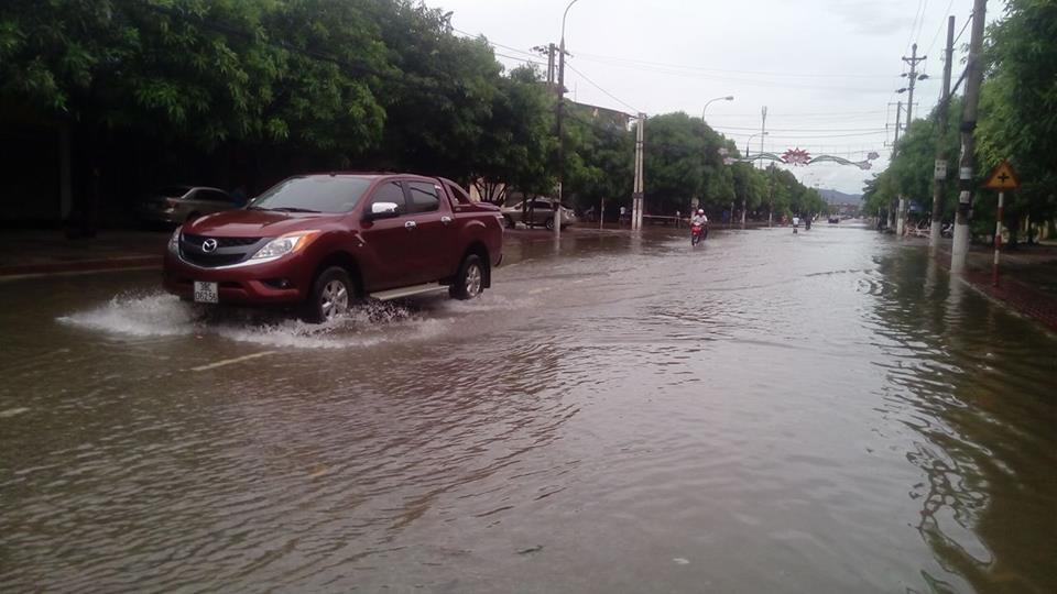 Mái nhà rách méo ngổn ngang trên đất, cây gẫy đổ chắn đường ở Hà Tĩnh