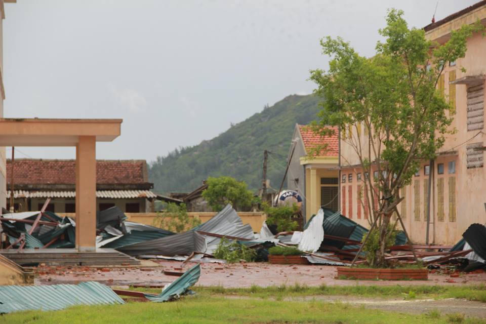 Mái nhà rách méo ngổn ngang trên đất, cây gẫy đổ chắn đường ở Hà Tĩnh