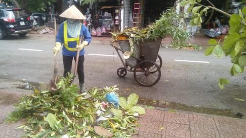 Mái nhà rách méo ngổn ngang trên đất, cây gẫy đổ chắn đường ở Hà Tĩnh