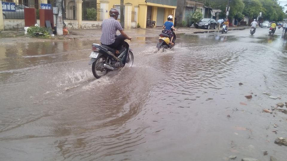 Mái nhà rách méo ngổn ngang trên đất, cây gẫy đổ chắn đường ở Hà Tĩnh
