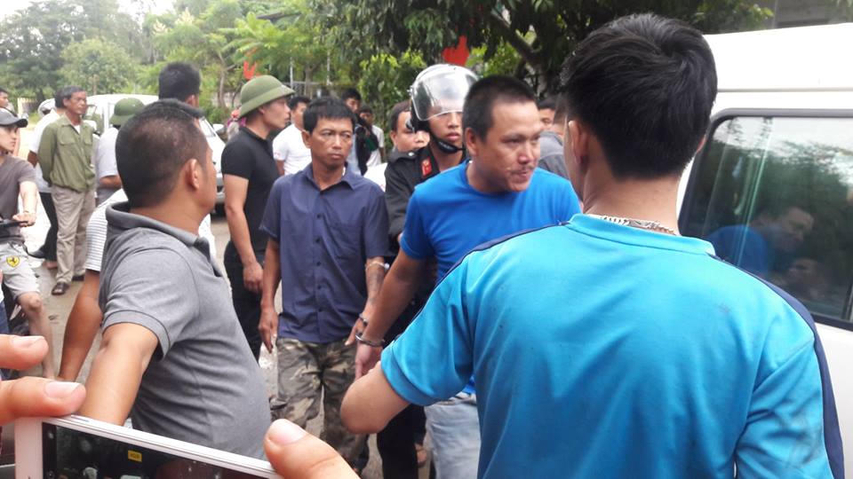 Hàng trăm cảnh sát đột kích phá sới gà 'khủng' bên sườn núi