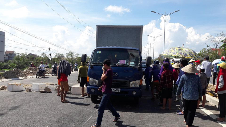 Hà Tĩnh: Dân chặn xe chở hải sản thối khiến quốc lộ ách tắc