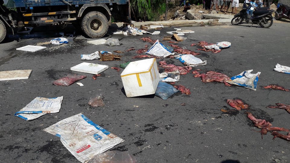 Hà Tĩnh: Dân chặn xe chở hải sản thối khiến quốc lộ ách tắc