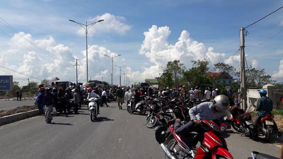 Hà Tĩnh: Dân chặn xe chở hải sản thối khiến quốc lộ ách tắc