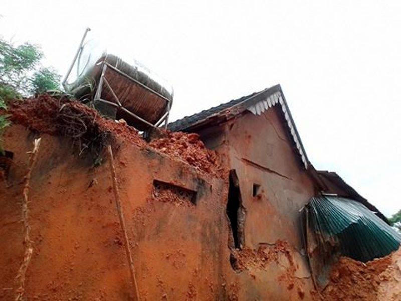 2 căn nhà sập, hàng trăm hộ dân Hà Tĩnh bị ngập úng