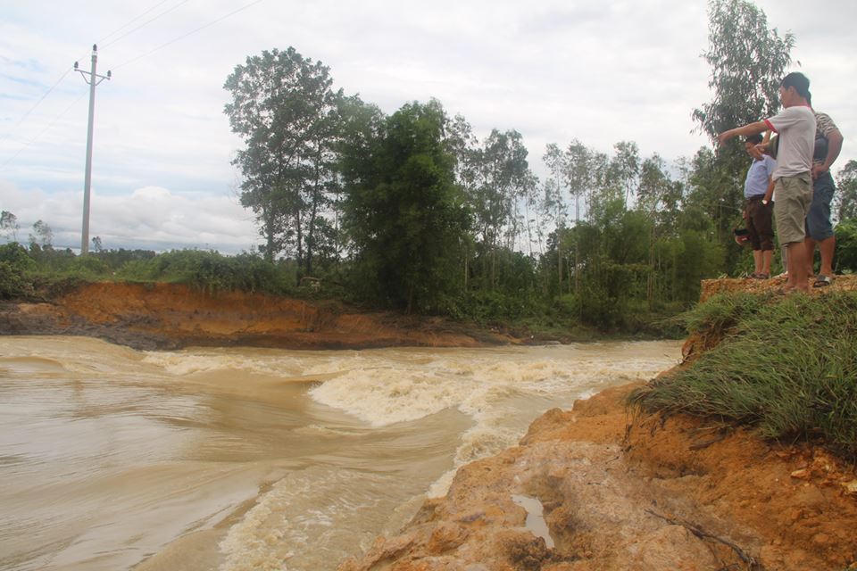 2 căn nhà sập, hàng trăm hộ dân Hà Tĩnh bị ngập úng