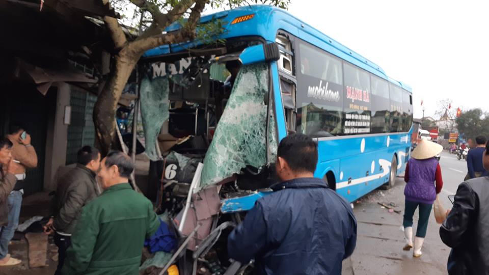 Hà Tĩnh: Xe khách va chạm container, 1 người tử vong