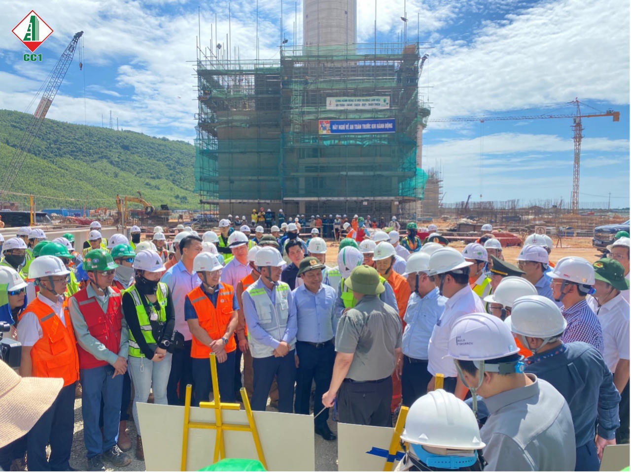 Thủ tướng Chính phủ Phạm Minh Chính kiểm tra tiến độ và tặng quà cho người lao động CC1 tại dự án Nhà máy Nhiệt điện Quảng Trạch 1