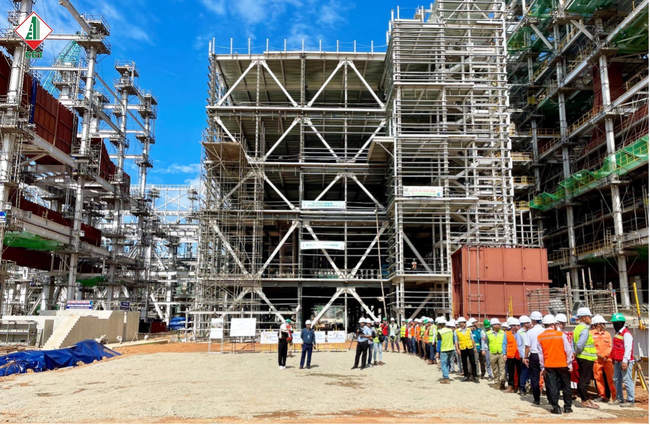 Thủ tướng Chính phủ Phạm Minh Chính kiểm tra tiến độ và tặng quà cho người lao động CC1 tại dự án Nhà máy Nhiệt điện Quảng Trạch 1