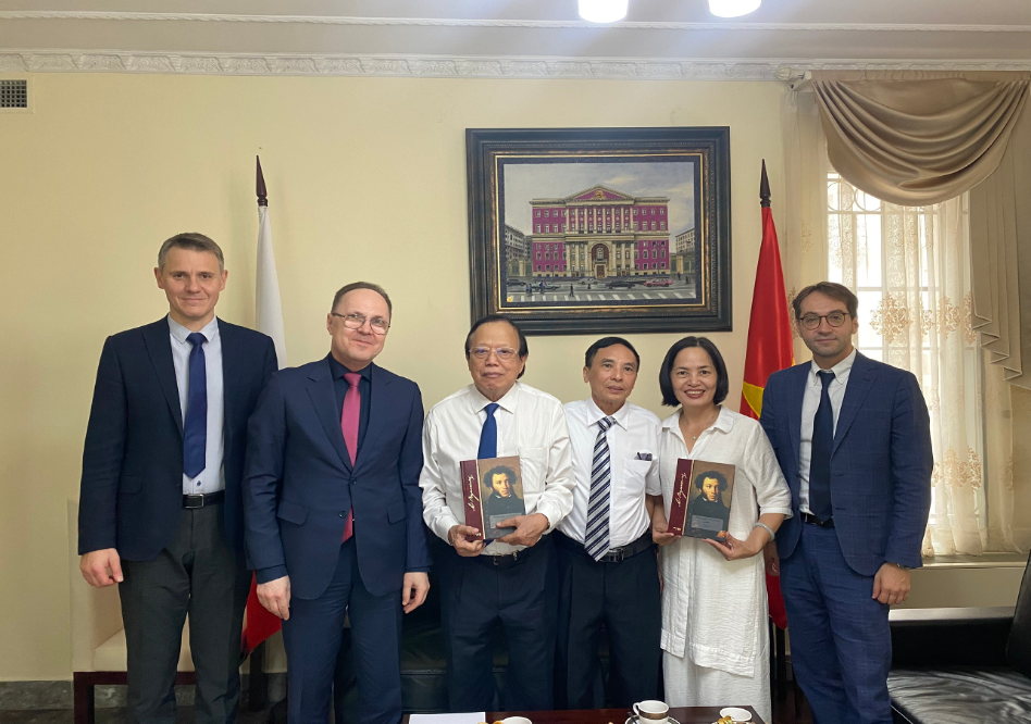 Tặng sách cho Đại sứ quán Liên bang Nga